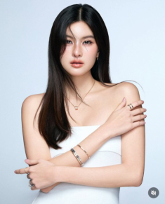 Phú bà đi mua sắm hàng hiệu cùng Lisa có cả dàn vệ sĩ, nổi tiếng toàn cầu nhờ câu nói “thank you kateyki”