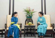 Phu nhân Thủ tướng Singapore gây sốt khi mặc áo dài may trong hai ngày
