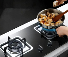 Tại sao nhiều người chọn mặt phải khi nấu ăn trên bếp gas? Đây là 4 lý do