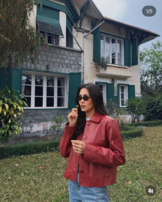 Thời trang đi du lịch bình dân của Tăng Thanh Hà, soi kỹ mới thấy món đồ giá bằng cả căn nhà