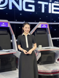 Thời trang không trùng lặp của Khánh Vy khi làm MC truyền hình