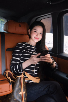 Thường xuyên khoe độ giàu có trên MXH, nhưng Chu Thanh Huyền bị phát hiện xài đi xài lại đúng 1 chiếc túi hiệu
