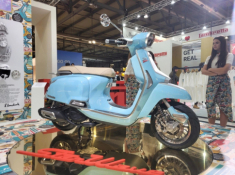 Tôi thấy Lambretta J StarWave tái khẳng định phong cách tân cổ điển, xe rất đẹp có ABS 2 kênh