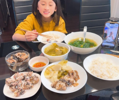 Trang Trần chia sẻ mâm cơm “đạm bạc” nhớ Tết quê hương, ăn tiệc cuối năm bằng mẹt to đùng