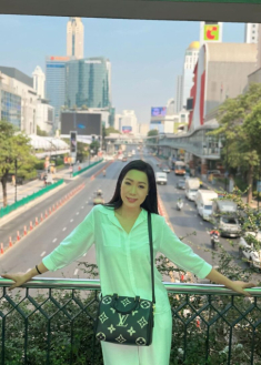 Vbiz có hai mỹ nữ U60 mặc đẹp nức tiếng: Người là NSƯT dạy học, người là diva nổi danh
