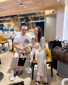 Vợ Chi Bảo diện đồ ngủ trăm triệu đồng ra sân bay