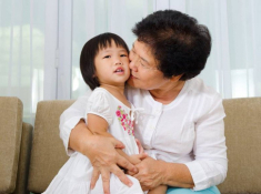 10 năm chăm cháu nội không lấy 1 đồng công, lúc cháu lớn khôn tôi phải xách giỏ về quê trong nước mắt
