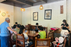 13 đứa cháu về mừng thọ ông 80 tuổi nhưng chỉ lo bấm điện thoại, dân tình tranh luận gay gắt