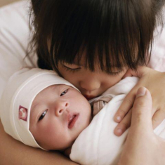 2 hậu duệ xinh chuẩn tiểu thư của tập đoàn nhựa nhà Ông Cao Thắng chung một khung hình, Winnie rất ra dáng chị cả