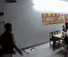 3 đứa trẻ đang ngồi ăn tối ở nhà, ông bố bất ngờ làm một hành động với con gái khiến cõi mạng thất kinh