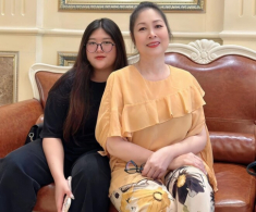 41 tuổi sinh con thứ 3 sau khi “yêu lại người cũ”, NSND Hồng Vân giờ 59 tuổi nuôi dạy con gái út như chị với em