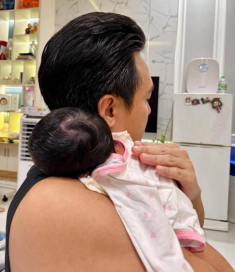 8 năm ròng rã “tìm con”, Thanh Duy U40 lên chức bố bỉm sữa, khéo phụ vợ Kha Ly chăm ái nữ