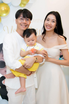 Á hậu Việt sinh con cho chồng doanh nhân BĐS, quý tử có tên 3 chữ họ Vũ, nghe đã biết dòng dõi “khủng”