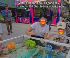 Bà mẹ đưa con đi khu vui chơi, về nhà xem ảnh giật mình vì vô tình ngồi cạnh “Em bé nổi tiếng nhất MXH Việt Nam”