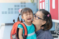 Bà nội lơ đễnh bỏ quên cháu gái ở trường mẫu giáo, khi quay lại tìm thì nhiều phụ huynh đau lòng