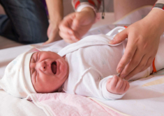 Bác sĩ mách mẹ phương pháp chăm sóc trẻ sơ sinh bị đau bụng