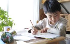 Bài văn tiểu học tả “Công việc yêu thích của mẹ ở nhà” khiến mẹ đỏ mặt còn nhiều người cười chảy nước mắt