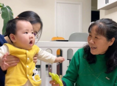 Bảo mẫu lương 32 triệu/tháng chăm con chủ như “chăm trứng”, mẹ nhìn ảnh phản chiếu qua cửa tủ sợ xanh mặt, đuổi việc gấp