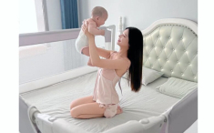 Bảo mẫu xinh đẹp đăng hình chụp thân thiết với con trai lên mạng, vừa nhìn thấy chồng tôi lập tức đòi đuổi việc