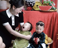 Bắt gặp Phương Oanh ngoài đời vóc dáng bốc lửa khiến nhân viên xuýt xoa, đi làm tóc vẫn gọi điện về ngắm con