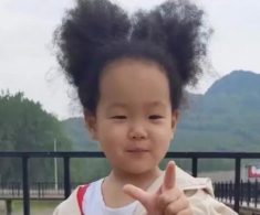 Bé gái 5 tuổi sinh ra có mái tóc xoăn như “tổ chim”, tưởng di truyền nhưng biết dung mạo bố mẹ ai cũng ngỡ ngàng