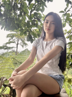 Bé gái ăn mặc giản dị tưởng “gái quê” Đà Lạt, hóa ra là cháu nội tỷ phú Mỹ, ở biệt thự 750 tỷ