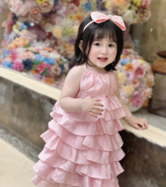 Bé gái Hà Nội cằm V-live búp bê được các shop bán hàng online cưng chiều, mẹ hé lộ 2 tuổi kiếm 15 triệu/tháng
