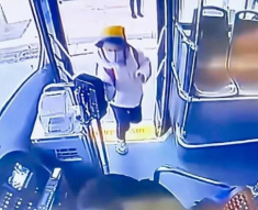 Bé gái tiểu học tự bắt xe buýt đến trường, lúc xuống xe liền có hành động khiến tài xế đứng hình