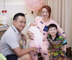 Bé gái Việt được 1 tỷ tiền mừng trong tiệc đầy tháng, danh tính bố mẹ “không phải dạng thường”