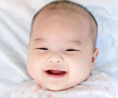 Bé sơ sinh chào đời da trắng hồng xinh như thiên thần, 2 năm sau mẹ nghi ngờ không phải con ruột