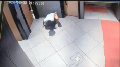 Bé trai 10 tuổi nhìn trộm nhà vệ sinh nữ, mẹ đứa trẻ nói câu gây sốc: “Đã chạm gì đâu”