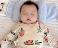 Bé trai 2 tháng tuổi nhập viện vì bà nội bắt nằm ngửa ngủ, bác sĩ tức giận: Quá muộn rồi!
