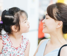 Bị mẹ kế hỏi câu nhạy cảm liên quan đến mẹ ruột, bé gái 6 tuổi đáp một câu khiến bà câm nín