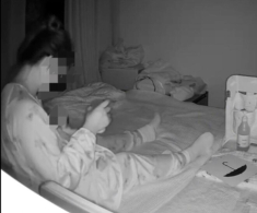 Bỏ 100 triệu/tháng thuê bảo mẫu chăm con, đoạn camera lúc nửa đêm khiến mẹ bỉm suy sụp