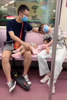 Bố lấy tay đỡ cho vợ và con ngủ trên chuyến tàu, ai nhìn cũng xuýt xoa