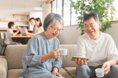Bố mẹ vợ U70 lên phố thăm cháu, suốt ngày chỉ “nghiện” một thứ khiến con rể tức muốn mời về