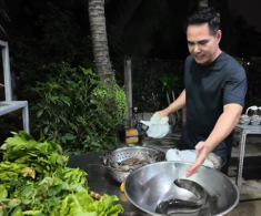Bữa ăn thơm nức của diễn viên 52 tuổi chưa vợ - Trung Dũng và mẹ ruột ở căn nhà bình dị
