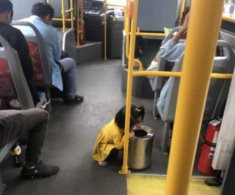 Bức ảnh chụp bé gái 2 tuổi ngồi ôm thùng rác trên xe bus khiến nhiều hành khách cúi đầu xấu hổ