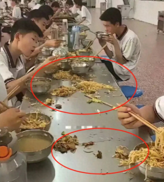 Bức ảnh học sinh cấp 2 ăn trưa ở căn tin trường khiến cõi mạng hoang mang