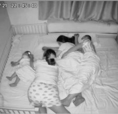 Camera ghi cảnh nửa đêm vợ chồng đang ngủ trên giường, mẹ chồng lén vào làm một việc sững người