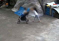 Camera ghi lại cảnh cặp chị em đang chơi trước sân nhà, vài giây sau sự cố xảy ra khiến cõi mạng thất kinh
