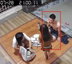 Camera ghi lại cảnh thân mật của cặp vợ chồng trẻ trước mặt con nhỏ, dân tình liên tục bình luận