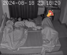 Camera ghi lại cảnh tượng trong phòng ngủ lúc nửa đêm, hành động con gái làm với bố gây xôn xao cõi mạng