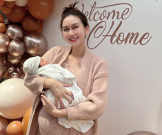 Cảnh ăn uống xa hoa của diễn viên Hương Giang sau sinh quý tử, mẹ cho con bú vẫn làm hẳn tiệc sashimi mừng đầy tháng