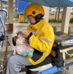 Cảnh nữ shipper trẻ vừa ăn vội bữa trưa vừa cho con sơ sinh bú giữa trời mưa gió làm ai cũng thấy thương