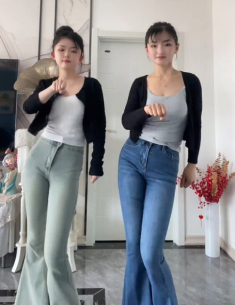 Cặp mẹ và con gái khiến dân tình bối rối vì không biết mẹ là người bên trái hay bên phải, đáp án gây bất ngờ
