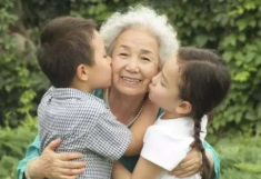 Cháu gái khóc lóc kể “có người theo dõi con”, bà nghe xong hoảng loạn, biết sự thật mới vỡ lẽ