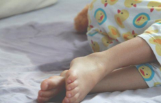 Cháu trai dậy thì tè dầm mỗi đêm, bà đưa đi khám mới biết sự thật đáng sợ về một người thân trong nhà