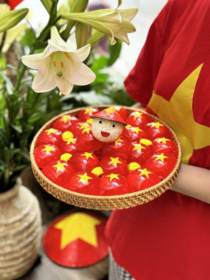 Chị em chia sẻ loạt bánh, các món ăn đẹp “hoa mắt”, ngập tràn không khí yêu nước, mừng ngại đại lễ 30-4