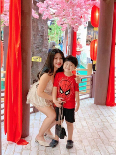 Chị gái mặc váy ngắn cũn cùng em trai gây chú ý ở phố đi bộ, ai cũng tá hỏa khi biết mối quan hệ thật